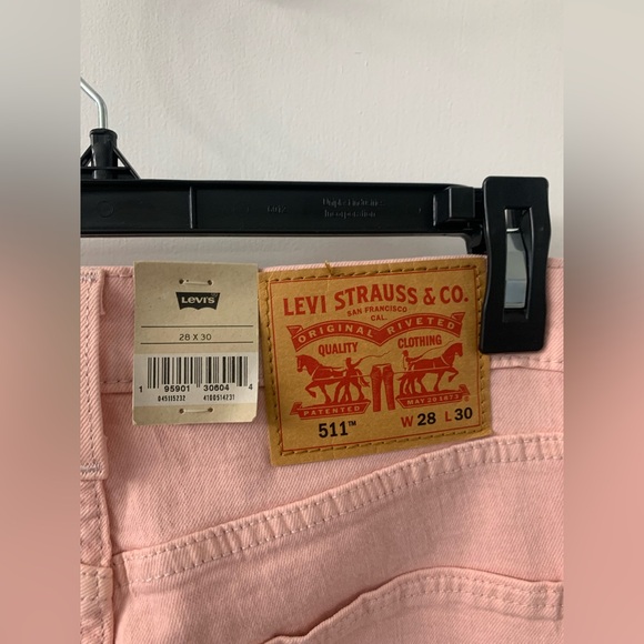 New Pink Levi Woman’s Slim Stretch Skinny Jeans 28 x 30 NWT 5 Pocket Style - Picture 3 of 4